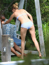 组图：荷兰超模杜晨-科洛斯比基尼秀身材