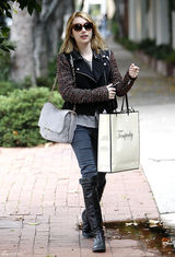 高清图：艾玛-罗伯茨街拍 拼接皮领夹克搭长靴