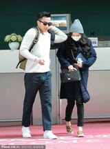 组图：杨幂大衣遮孕肚 刘恺威亲密搭肩秀恩爱