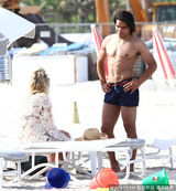 组图：球星法尔考海中爱抚娇妻 舔肚脐极度高调