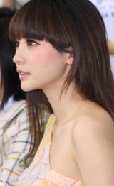 组图：柳岩亮相车展 花色长裙小露香肩