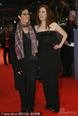 幻灯图：《孩子们没事》首映 朱丽安-摩尔黑裙性感