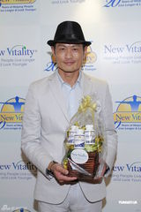 组图：黄德斌积极健身练肌肉 与史毕兹同台活动