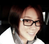 组图：高秀敏女儿私房照曝光 戴黑框笑容甜美