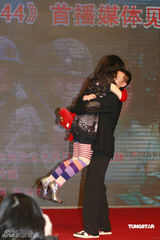 幻灯图：王学兵携爱妻合作 互赠礼物期待“虎宝宝”