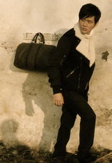 组图：黄明写真化身流浪行者 坦言人生像场旅行