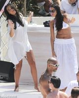 组图：F1总裁千金大婚奢靡派对 吻同性入水走光