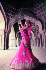组图：温心印度写真造型曝光 红色纱丽秀异域风情