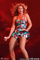 策划：女星豪放大秀M字腿 不惧走光拼性感