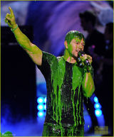 组图：马克沃尔伯格惨被泼油漆 变真人版绿巨人