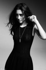 组图：唐艺昕黑白写真曲线玲珑气场逼人