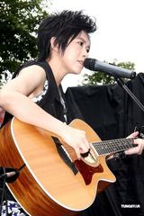 高清组图：张芸京新碟造型惊艳 台北签售见歌迷