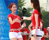 幻灯图：少女时代参加街头声援活动 支持世界杯