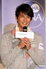 组图：陈怡蓉郭品超亲密代言 现场示爱热度破表