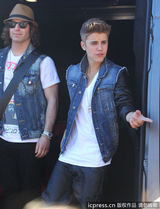 组图：比伯当街献唱谢歌迷 小天王自恋摸发