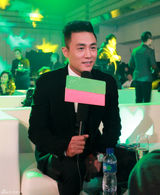 组图：杜淳黑西装绅士复古发型获全民男友奖