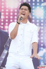 组图：汪东城蔡旻佑台北为电视原声带签唱