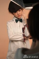 组图：By2受邀拍杂志写真 妹妹Yumi强忍胃疼工作