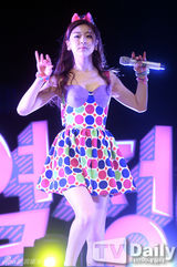 组图：韩团 Ladies' Code 亮相热情乐书演唱会秀美腿