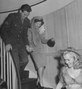 组图：邓波儿罕见生活照曝光 抱女儿显母爱