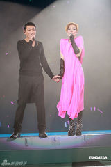 高清组图：郑秀文香港红馆开唱 与刘德华贴面掀高潮