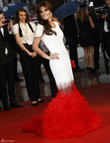 组图：《爱》戛纳首映 科尔白底红尾裙别具一格