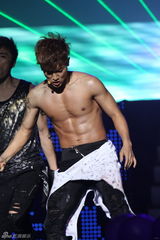 高清图：张佑赫狂学小沈阳笑全场 与莫文蔚贴身热舞