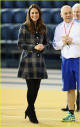 组图：威廉王子夫妇手势默契 凯特孕肚笑容灿烂