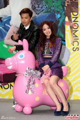 组图：台女歌手翻滚劈腿露底裤 熊抱黄鸿升