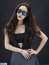 组图：KARA具荷拉拍写真 墨镜抢眼潮范足