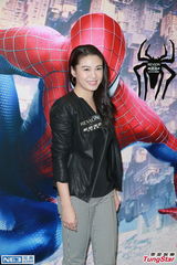 组图：文咏珊穿黑色吊带裙 似黑色蜘蛛女