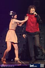 组图：金章勋办个唱舞台绚丽粉丝热情捧场