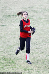 组图：杰克逊女儿帕里斯打垒球 扎马尾英姿飒爽