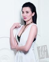 组图：小宋佳登《伊周》贺岁封面自然浅笑