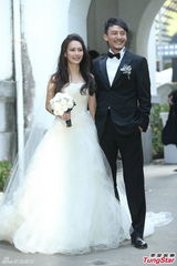 组图：张震大婚献吻娇妻 亲手为新娘提裙摆