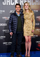 组图：阿汤哥《杰克-理查尔》首映与女星亲密互动