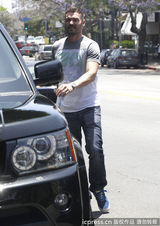 组图：梅根挺大肚性感依旧 老公怒斥狗仔偷拍