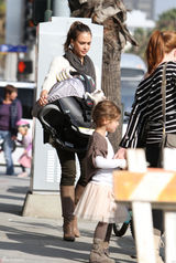 高清组图：杰西卡-阿尔芭街拍白色毛衣搭配长靴