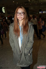 组图：余文乐吴雨霏同日返港现身机场