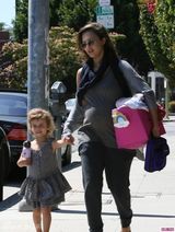 组图：杰西卡-阿尔芭将生二胎 大肚携女儿外出