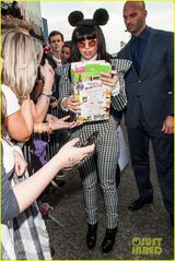 组图：GaGa米老鼠造型亮相 高垫肩圆墨镜显囧相