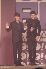 组图：中韩明星齐聚搜寻人气大奖颁奖礼  