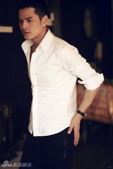 组图：《夏家》主演边原初秋写真 展型男魅力