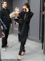 组图：维多利亚抱女儿撑秀 小七烦狗仔偷拍皱眉