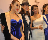 组图：爱戴亮相时装周 低胸高开叉展傲人身材