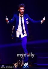 组图：EXO办回归秀咆哮掀高潮 女歌迷激动晕倒