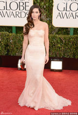 组图：梅根-福克斯纹身惹眼 与丈夫恩爱携手