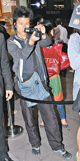 组图：张柏芝蓝裙送飞吻 山寨版谢霆锋贴身跟拍