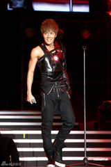 组图：吴克群个唱湿身秀腹肌 和女模互摸掀高潮