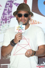 组图：陈绮贞结婚无着落 张震岳猛健身晒成黑炭